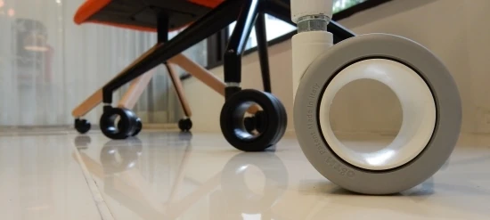 ドーナツ型キャスターとカジュアルモダンな木製家具