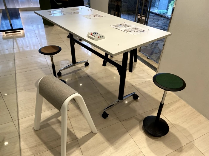 画期的な電動昇降デスク兼ホワイトボード「Timetable Lift」