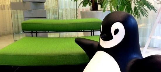 かわいいペンギンのおきあがりこぼしがお出迎え