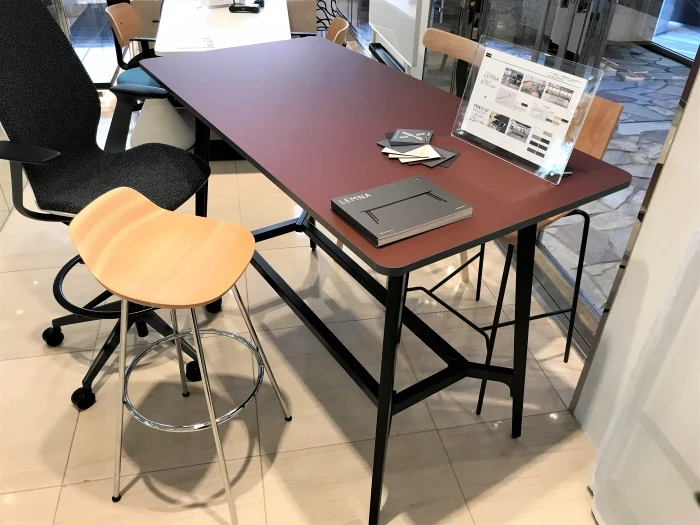 ミーティングや作業、カフェとしても使えるハイポジション