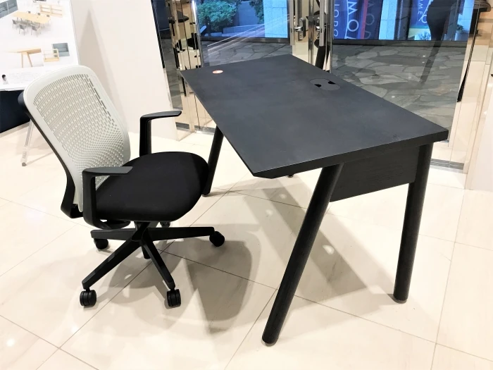 木の感触に癒されるワークデスク「WORK TABLE」