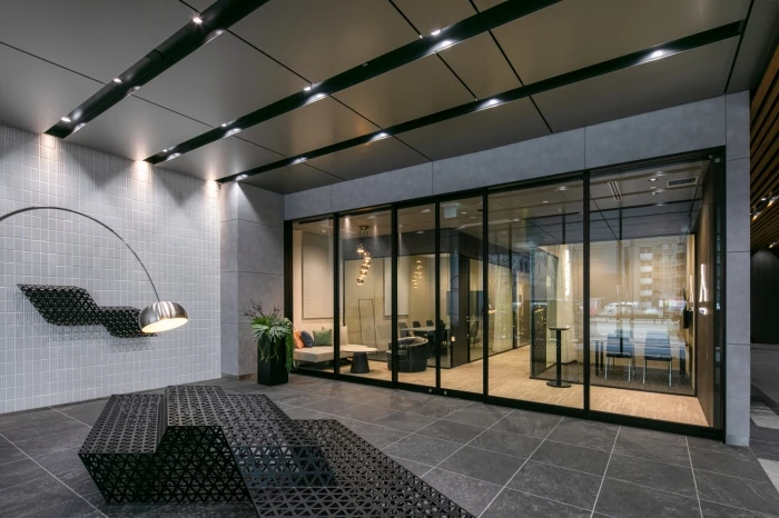 大人なカフェ空間：保険会社の新しいオフィスデザイン