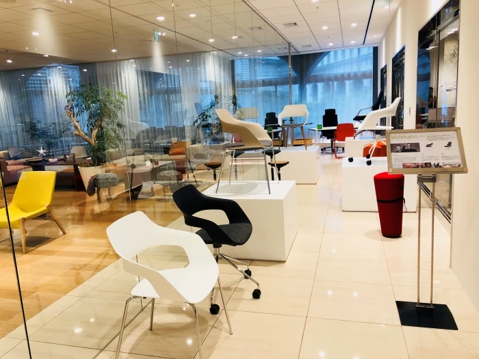 3-4月の東京オフィスエントランスは「オフィスに新しい優美性を。」