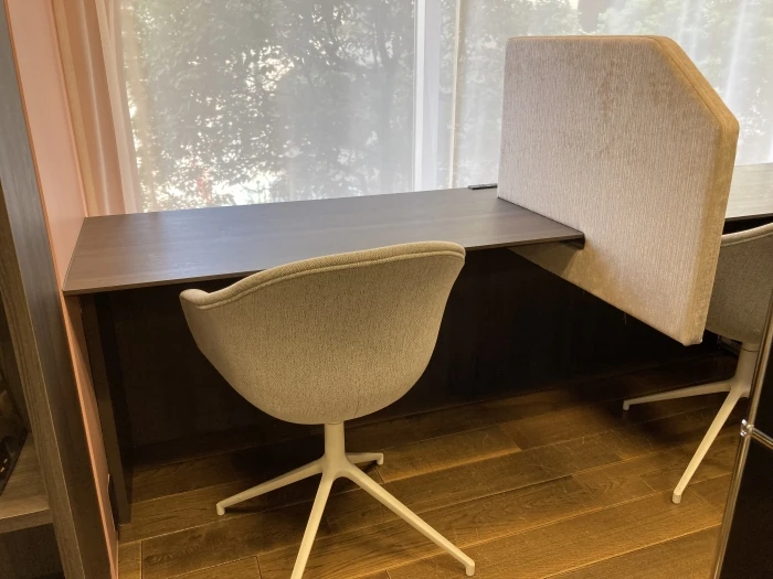 窓際の集中スペース