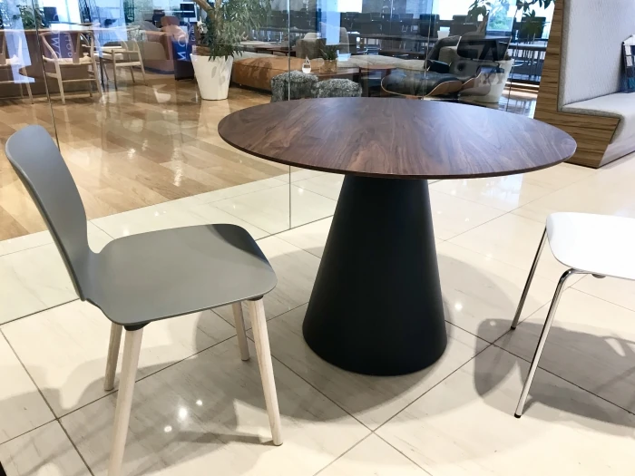 気軽に打合せでき、多用途に使える丸テーブル