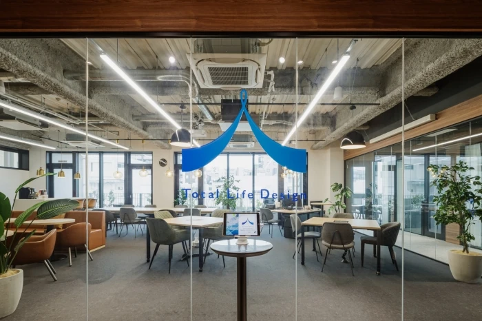 ラグジュアリーな空間で、保険会社らしさを超えたオフィス