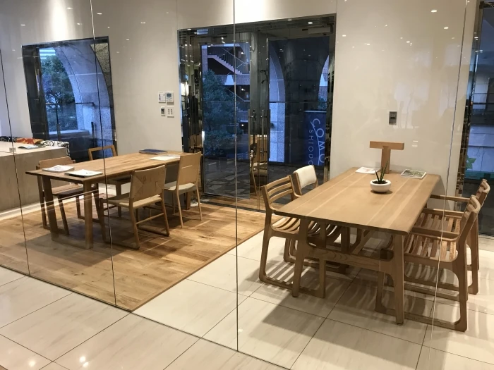 木のやさしさやぬくもりに触れる、「ワイス・ワイス」の家具