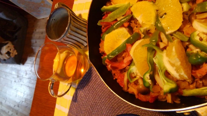 レモンではない柑橘系。自作パエリアは意外に簡単で美味しかった