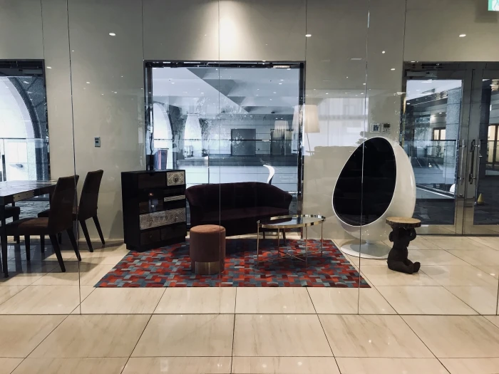 7月-8月の東京オフィスエントランスは「LIVING HOUSE」