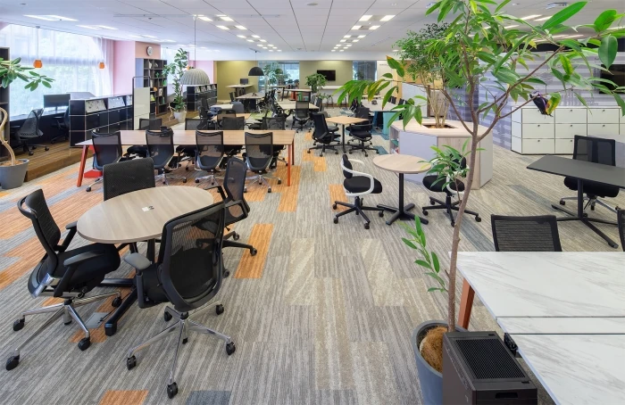 さまざまな色、形、サイズのワークデスク