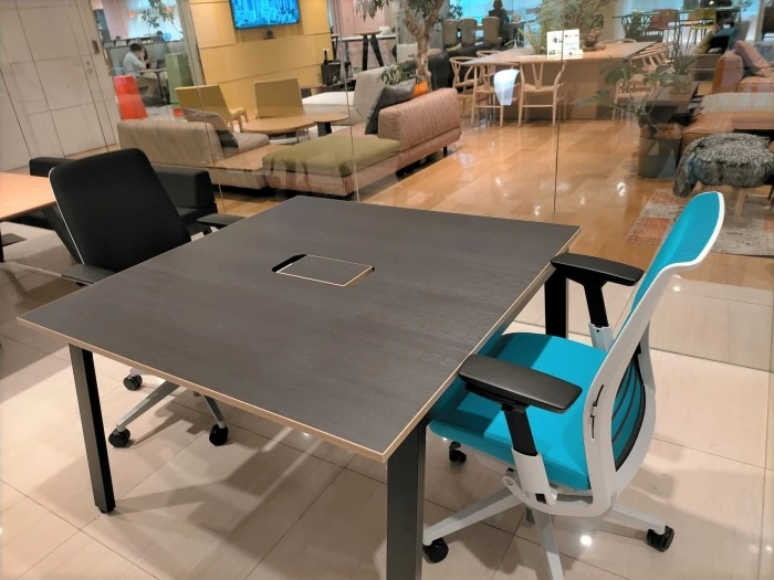 斜めに伸びたスラント脚を採用したシャープなデザインが特徴のフリーアドレスデスク