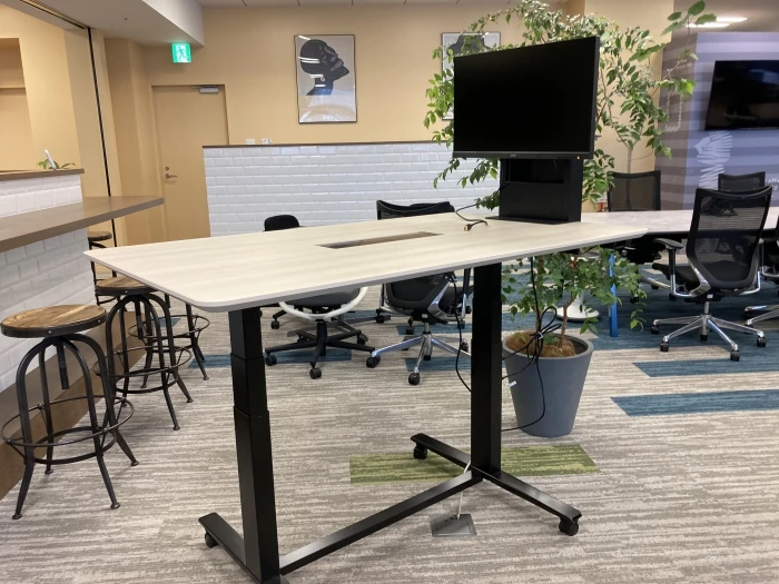 昇降テーブル・モニターを増設