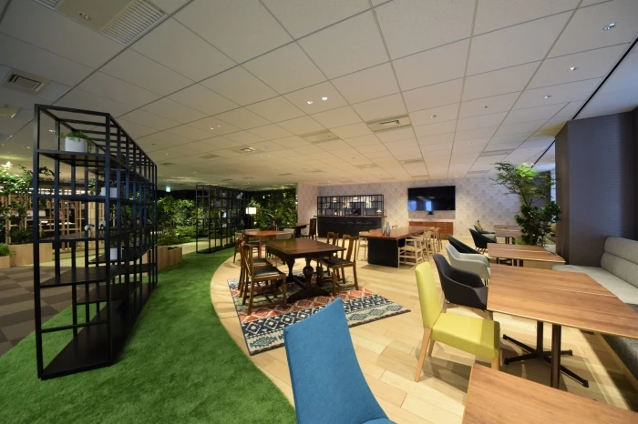 座って触って比べられるフリースペース