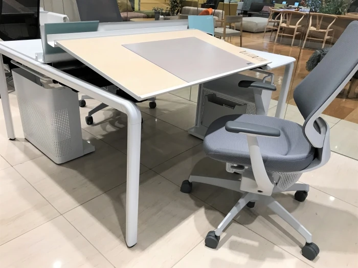 デスク天板の角度が変えられる「UPTIS（アプティス）」