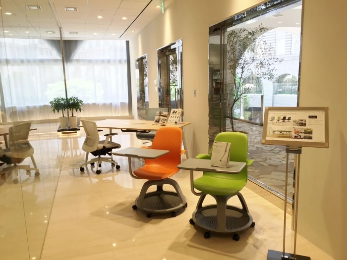 今月のエントランス展示は「株式会社内田洋行」社の人気商品を中心に展開中です。