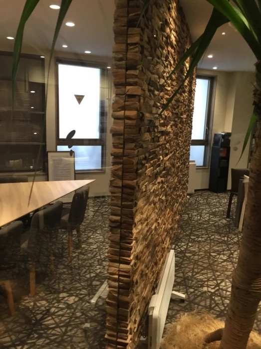 見覚えのある壁が会議室にも使用されていました！