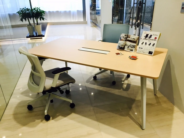 ■可能性を広げる高機能テーブル「LEMNA」