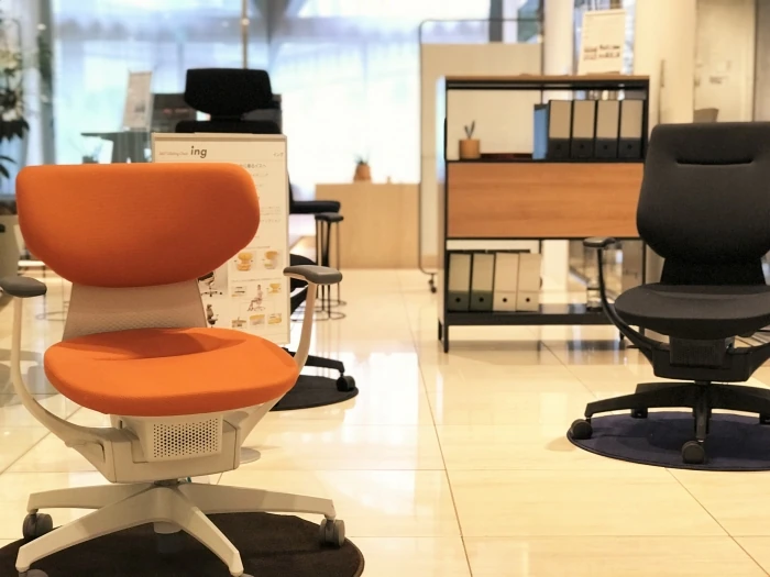 5-6月の東京オフィスエントランスは「KOKUYO」のファニチャー