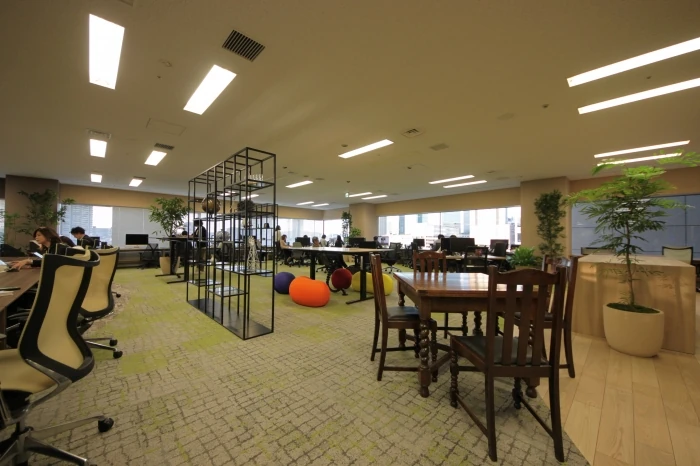 グループアドレスを導入した風通しの良いオープンワークスペース