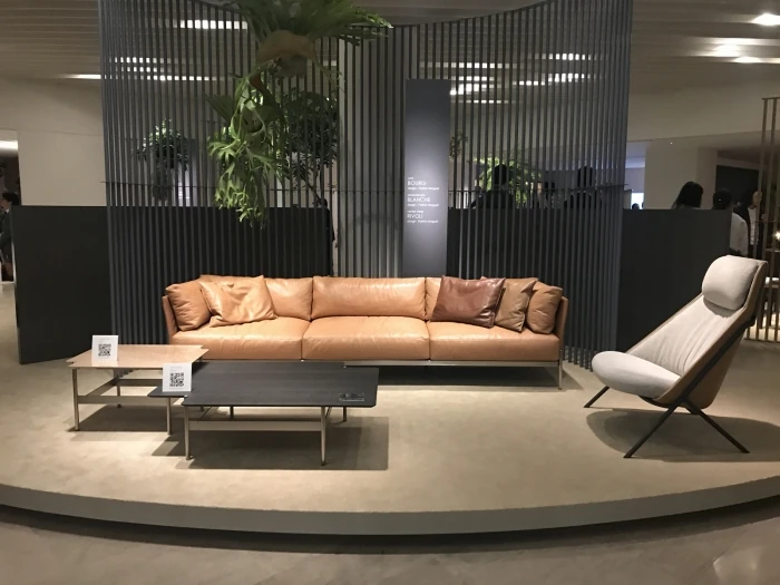 それでは早速、高級家具の新作を見て回ることにしましょう！！