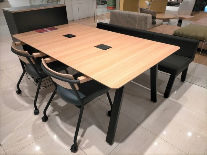 奥行100cmというコンパクトさで、小さめのオフィスや会議室でも活躍